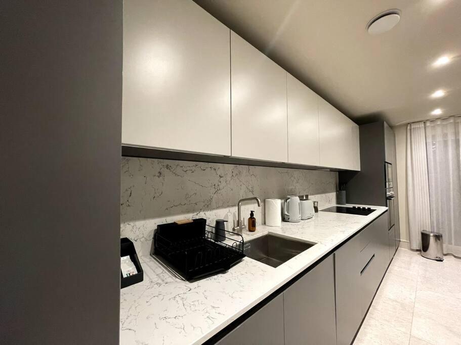 2Br Urban Vista Retreat Chcl F7 Apartment Chigwell Exterior photo